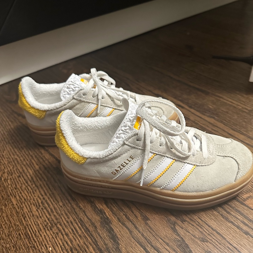 Adidas Gazelle Bold Ivory, Cloud White, Gray
Size 5.5 W - runs big